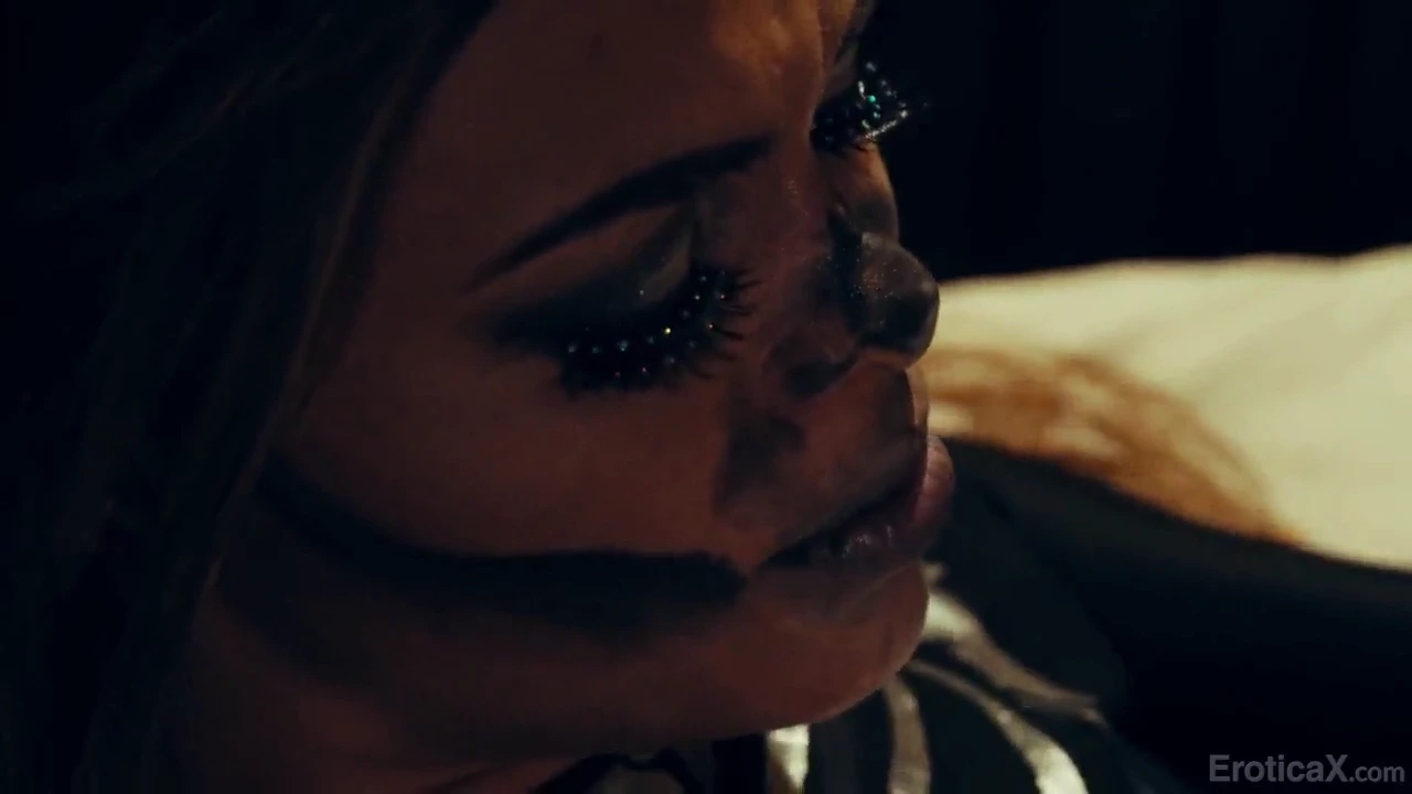Sexy zombie romantic Halloween surprise on EroticaX porn video